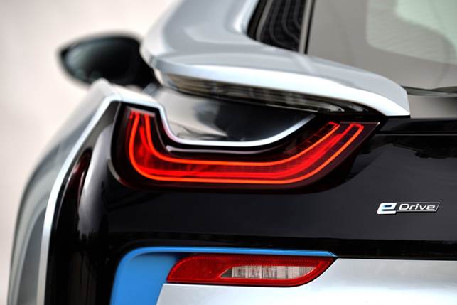 Like the headlights, the intricately designed rear light clusters also feature the characteristic BMW i U-shaped design