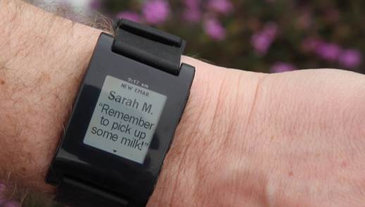 The 114x168 black-white screen has nearly 20,000 pixels, allowing you to view emails and time in several fonts, along with watch faces and other indicators.