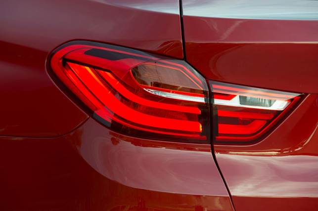 The rear end, complete with L-shaped LED lights in exclusive X4 design and diffuser-look styling, likewise highlights the outstanding dynamic ability of the new BMW X4