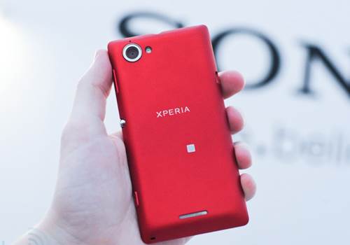 The rear camera is the attracting and outstanding feature of Xperia L. Specifically, this device is equipped with Exmor RS camera as on Xperia Z, but the resolution is 8 MP. In spite of being able to shoot 720p videos, the camera on L can photograph and film with HDR mode.