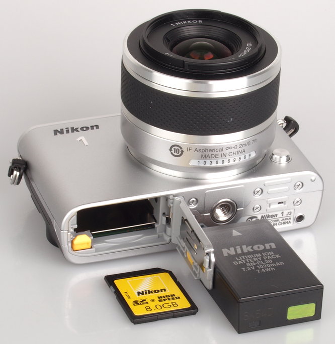 Nikon 1 J3: Battery and Memory card