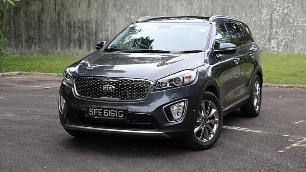 The Sorento has a hands-free tailgate which flips open when it senses the car's remote key. -- ST PHOTO: ONG WEE JIN