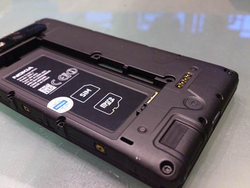 Under the lid, there is a removable 1,650mAh battery, with access to the expandable microSD storage.