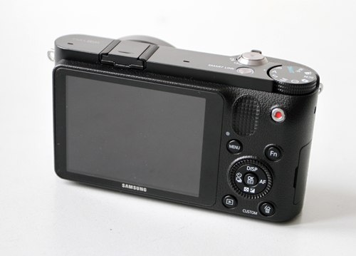 Despite the lowest price in NX series and plastic-case, NX1000’s build quality is still very good