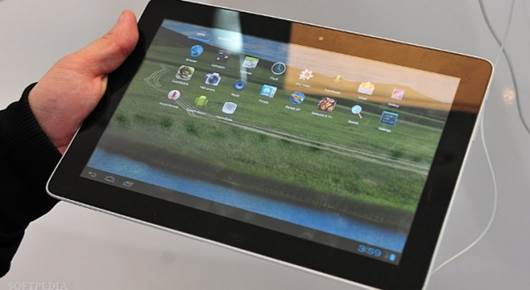 The MediaPad 10 has three home screens with all kinds of applications.