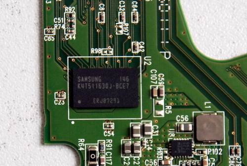 Coupled with the Marvell controller is a Samsung K4T511630J-BCE7 chip which serves as the HDD’s 64MB cache.