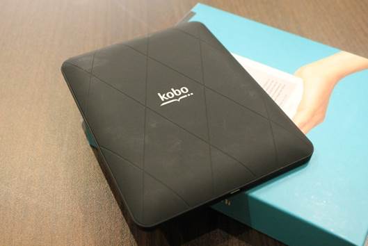It’s clear that Kobo doesn’t do much in terms of radical design change since the time of Touch, but it has some changes for the device’s front