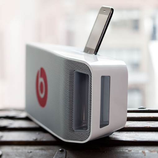 On top of the Beatbox is an iPod dock connector that enables iPod and iPhone users to dock their devices