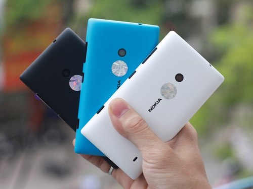 Lumia is available in 5 differents colors, besides black, blue and white, there are yellow and red