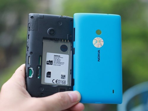 The rear casing is removable for mounting SIM, microSD memory card or replacing the 1,430 mAh battery.