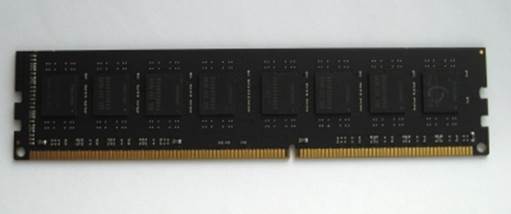 We can find selected 4-gigabit DDR3 SDRAM chips from Samsung below the heatsinks