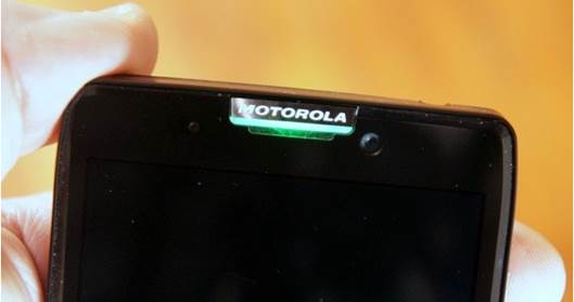 Up front, there’re sensors and an HD camera; sandwiched between the earpiece and Motorola logo is a LED