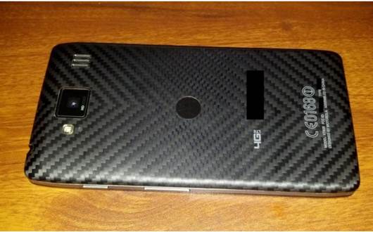 RAZR MAXX HD’s camera is on the top of the device