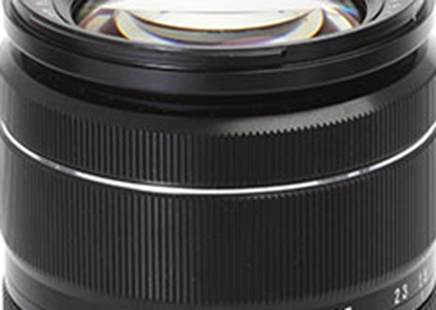 The zoom and focus rings of the 18-55mm zoom are separated by a thin metal ring, in addition to a beautiful picture approach to design. Both operate very smoothly.
