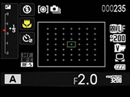 There is a third option on the rear LCD screen, the status display to check your settings, which is useful when shooting with the eye level of viewfinder. However, it only displays the icons when they are changed from the default.