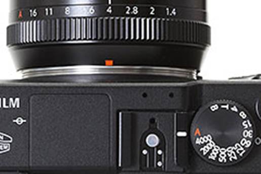 When using the fixed XF lenses, image shooting interface elements in the right side of the front and clearly, in the shape of a physical dial. Photography students would do well to fix a fixed lens for this reason (and other reasons). Users who use the lens will have to pay attention to the numbers on the LCD screen.