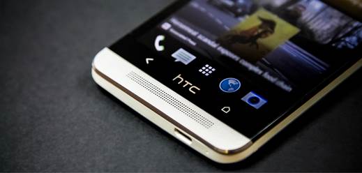 A small HTC logo is located where the home button was once, right between the two soft keys. In fact, it's almost a bit disappointing: the logo looks as if it would take charge of the role of the button.