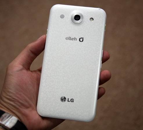 The G Pro's back is nearly flat with the rounded corners that are more abruptly adjacent to the edges of the phone.