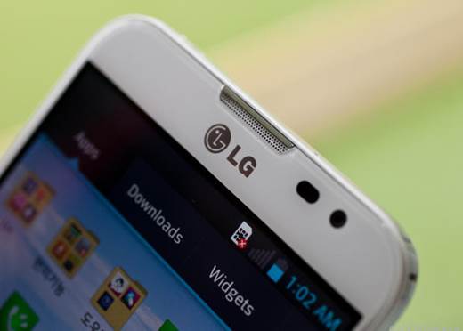 An external speaker grid, LED flash and 13MP camera are surrounded with metal lined at the top of the back, the LG U + LTE and LG logos are located underneath.