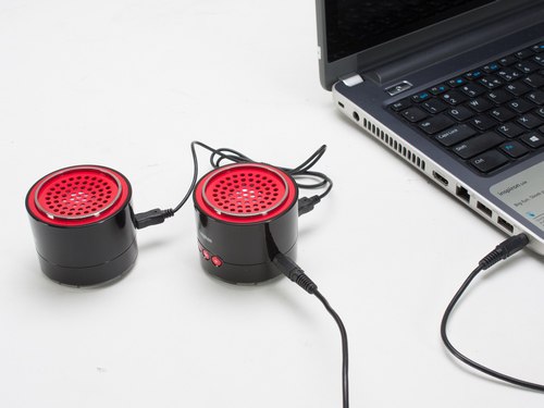 The speakers can also be connected to the audio source equipped with TRS outputs (3.5 mm).