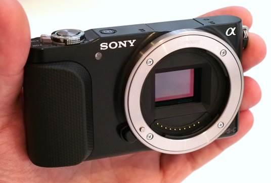 The most famous property of NEX-3N is the size – except for the lens, it’s only thicker than the pack of cards, with the body having the size of 4.3-inch in width, 2.4-inch in height and 1.4-inch in depth.