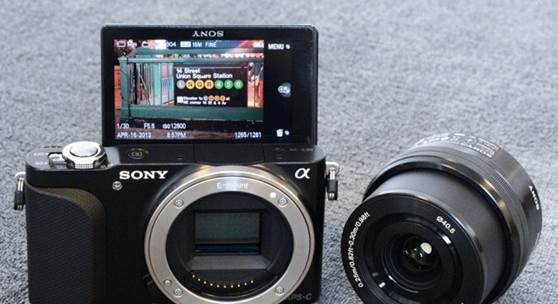 On the camera’s back, there’s 3-inch 461kdot LCD screen which is able to spin 180 degree to make “self-shooting” images