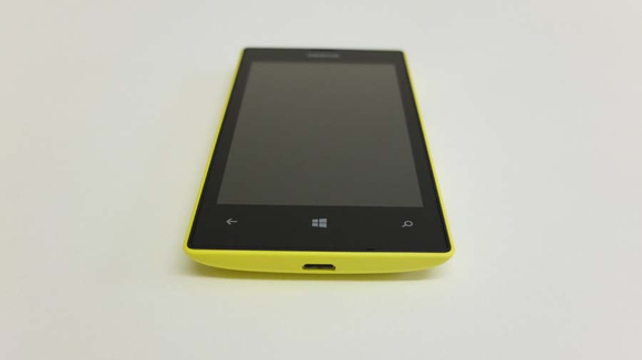The earpiece and capacitive Windows Phone navigation buttons on the front face - none of which gave us any problems.