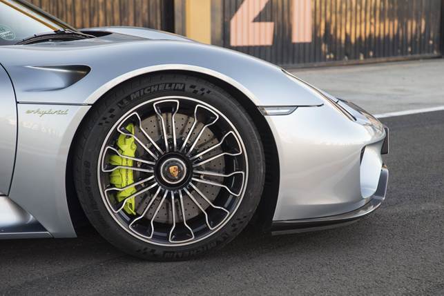 The Porsche 918 is equipped a high-performance hybrid brake system with adaptive recuperation; internally ventilated and perforated front ceramic brake discs