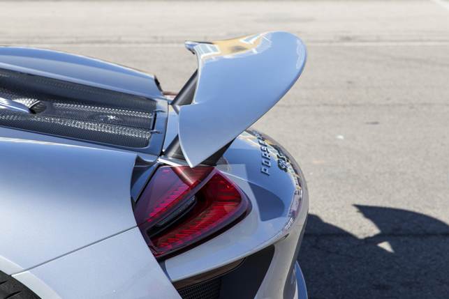 In “Race" mode, the retractable rear wing of the Porsche 918 is set to a steep angle to generate high downforce at the rear axle