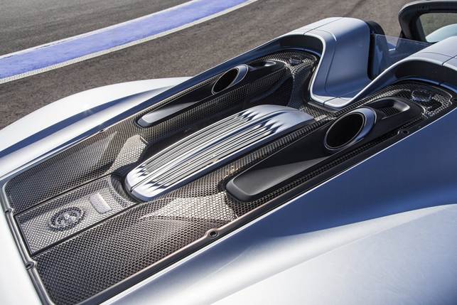 With the V8 motor on full noise, the Porsche 918 turns into a roaring tiger, the two big exhaust outlets just behind your head venting burnt combustion gases like a pair of angry dragons