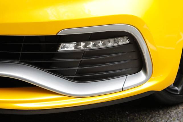 Bright white LED daytime running lights give the Clio a distinctive appearance in your mirrors