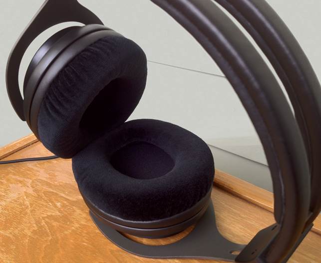 Comfort levels are high not just due to the low mass but with important contributions from low head clamping force and generously proportioned, soft earpads
