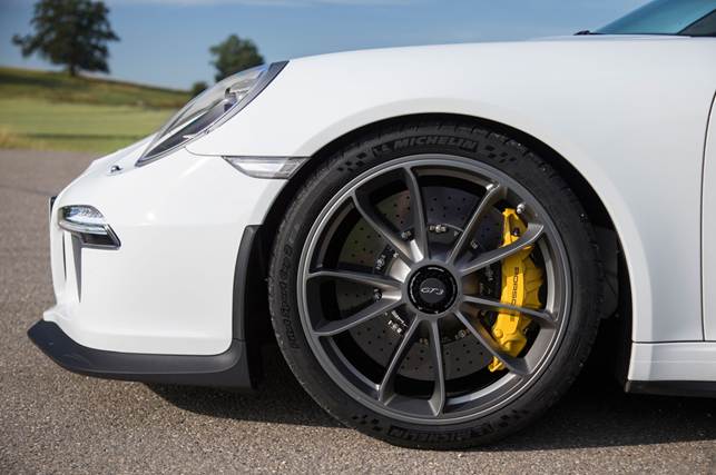 GT3 gets 350mm carbon ceramic discs all round - this Porsche has unbelievable stopping power