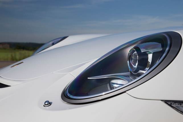 The design of the Bi-Xenon headlights fitted as standard is reminiscent of Porsche motorsport classics