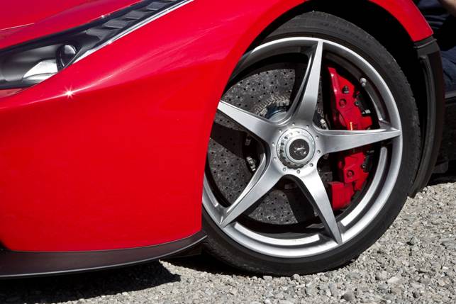 LaFerrari sits on 19-inch alloys at the front, with 20-inch wheels at the rear