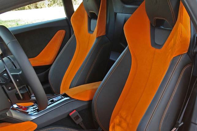 The Huracán's bucket seats are highly supportive