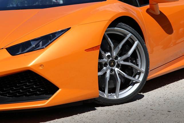 The Huracán features double-wishbone suspension at each corner