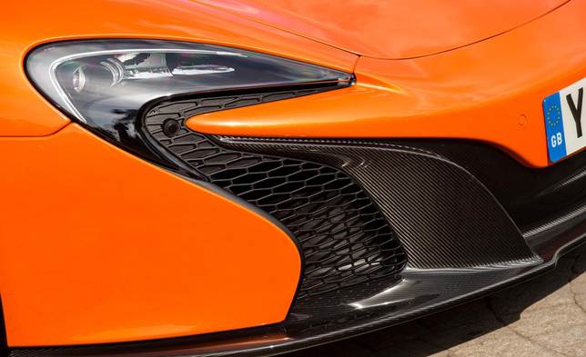 The 650S’s front end appears infinitely meaner than the benign 12C’s, with a sculpted front bumper and serpentine grille that features a thin band of LED-based combination headlamps