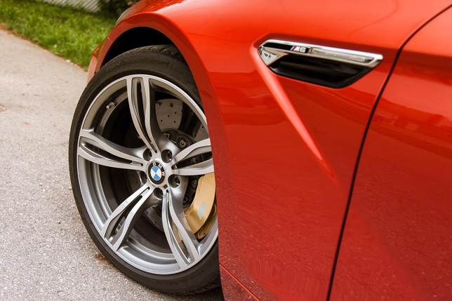 The M6 is wearing identical-width Michelin Pilot Super Sport tires on 20-inch wheels, also equipped with optional carbon-ceramic brakes 