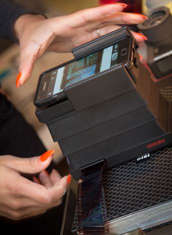 A film scanner using the mobile phone camera