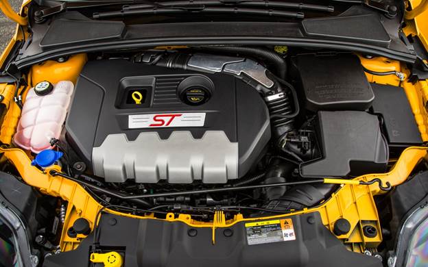 With the new model generation Ford Focus ST still puts on a proper power shovel nach.Lieferte the old Focus 04 have a 2.5-liter five-cylinder inline engine 166 kW/225 hp, the new Focus ST from a 2.0-liter EcoBoost four-cylinder Turbo-fired with 184 kW/250 hp. This should be the Ford Focus ST by far the strongest combination in the compact class.