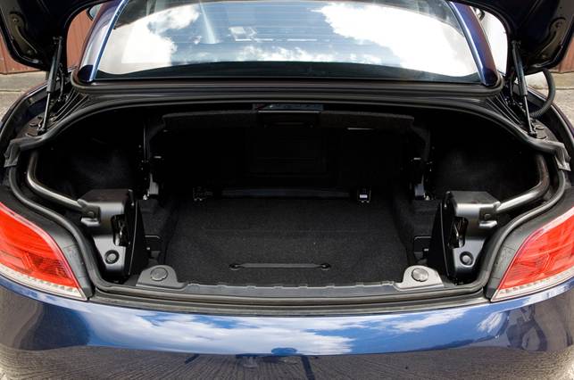 Boot space of the Z4 gets squeezy if the metal roof is folded into the boot, but expands from 180 to a decent 310 litres if the Z4 is in ‘coupe’ mode