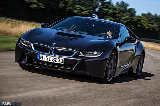 A signature feature of BMW i cars is the “black belt”. On the BMW i8, it emerges in a “V” shape from the bonnet and extends back over the roof into the rear section of the car, where it frames the center section of the rear apron.