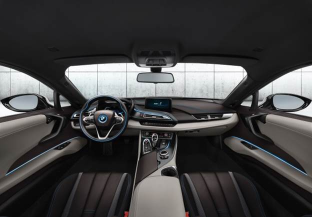 Painted surface elements on the instrument panel, door trim and center console add the finishing touches to the cutting-edge ambiance. The likewise optional Halo equipment line brings a pervasive aura of luxury and sustainability to the interior of the BMW i8