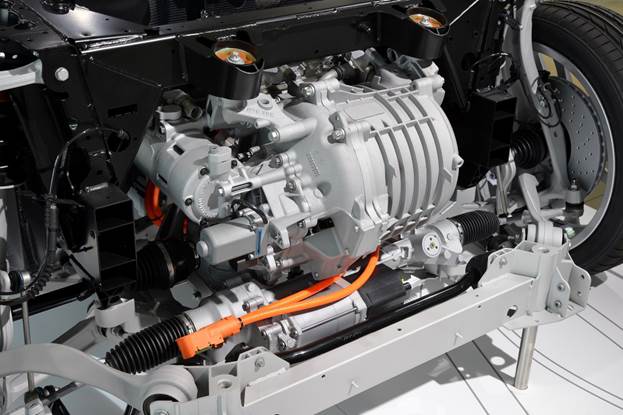 Drive comes from a 1.5L TwinPower Turbo three-cylinder gasoline engine that has peak power and torque outputs of 231hp and 320Nm respectively. It is complemented by an electric motor that develops 131hp and 250Nm of torque.