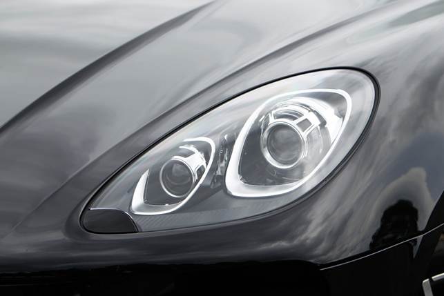 Twin projector headlights similar to those seen on the Cayenne