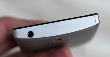Description: Unlike two sides of Xperia, the edge on the top and bottom seem quite well-aired with only and 3.5mm headphone jack and a small hole for speaking micro.