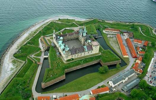 Description: Image of Kronborg Castle (Elsinore) located in Helsingor Statshavn from Google Maps