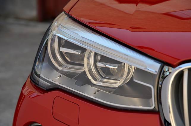 The X4's appearance is enhanced by the familiar twin round headlights and LED fog lights underneath