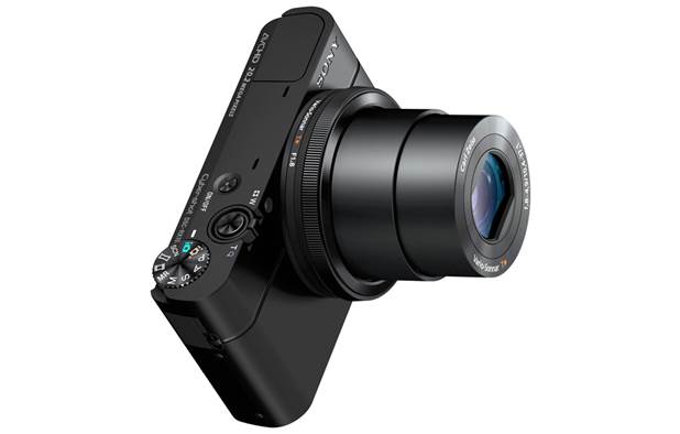 Description:  the new RX100 follows the same look and design of the older cameras. It is 3mm broader and 10g heavier. The camera is made of aluminium and feels quite sturdy in your hand.